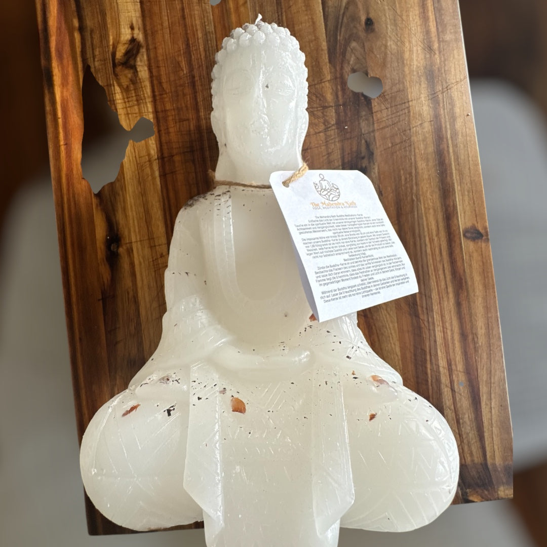 The Mahendra Nath "Buddha-Kerze"  Einzelstück No. 001/001:  Farbe weiss mit Kräuter